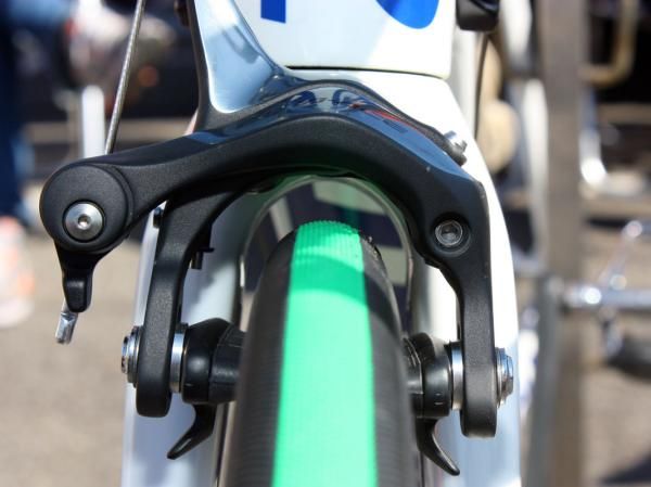 The extra-long fork blades provide Rabobank's Giant TCR Advanced SLs with enough clearance under the crown to run fat tubulars.