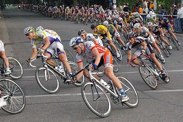 The men's field safely negotiates one of the many tight corners on the Uptown course.