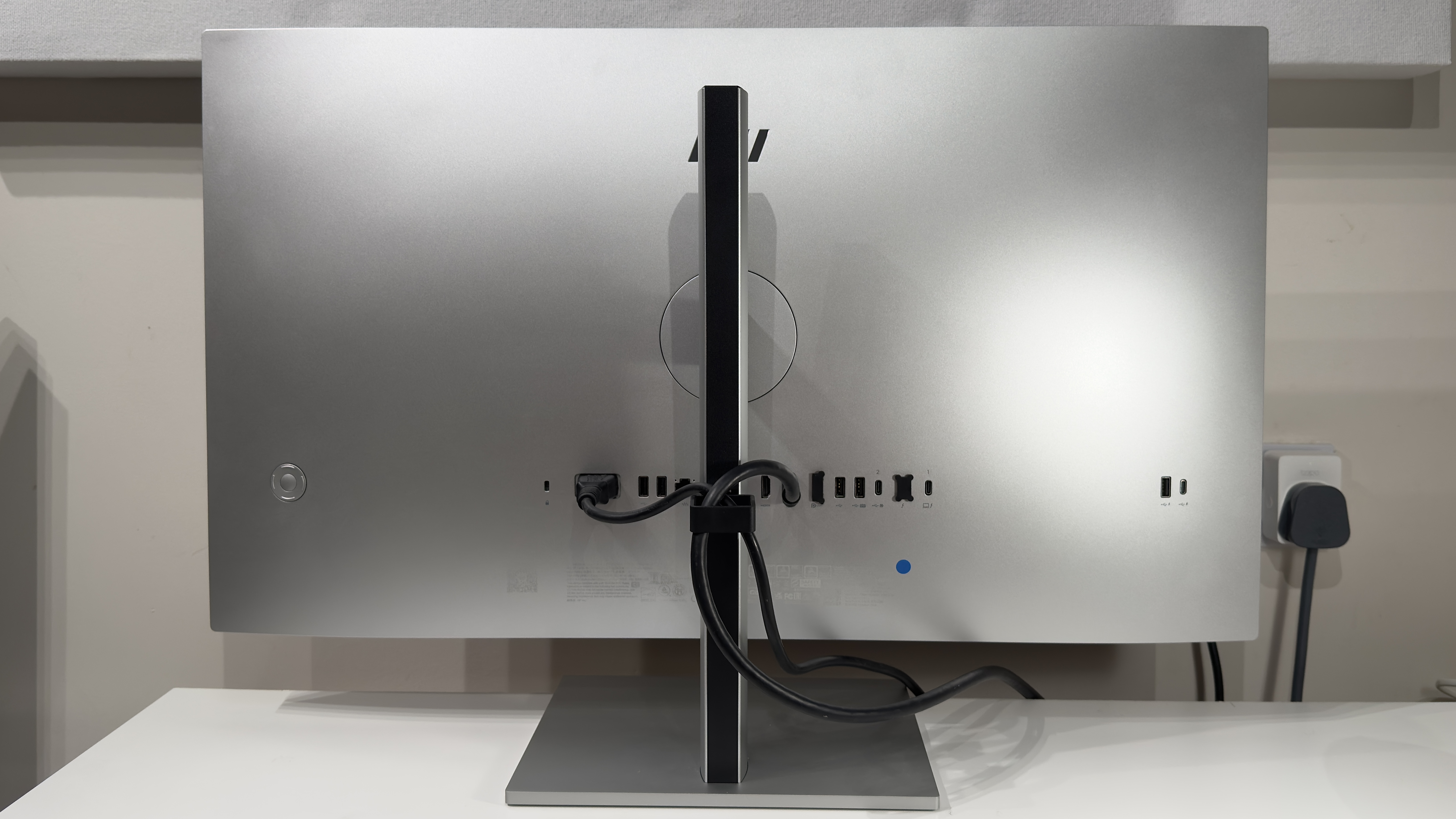 The HP Series 7 Pro 732xk monitor on a desk