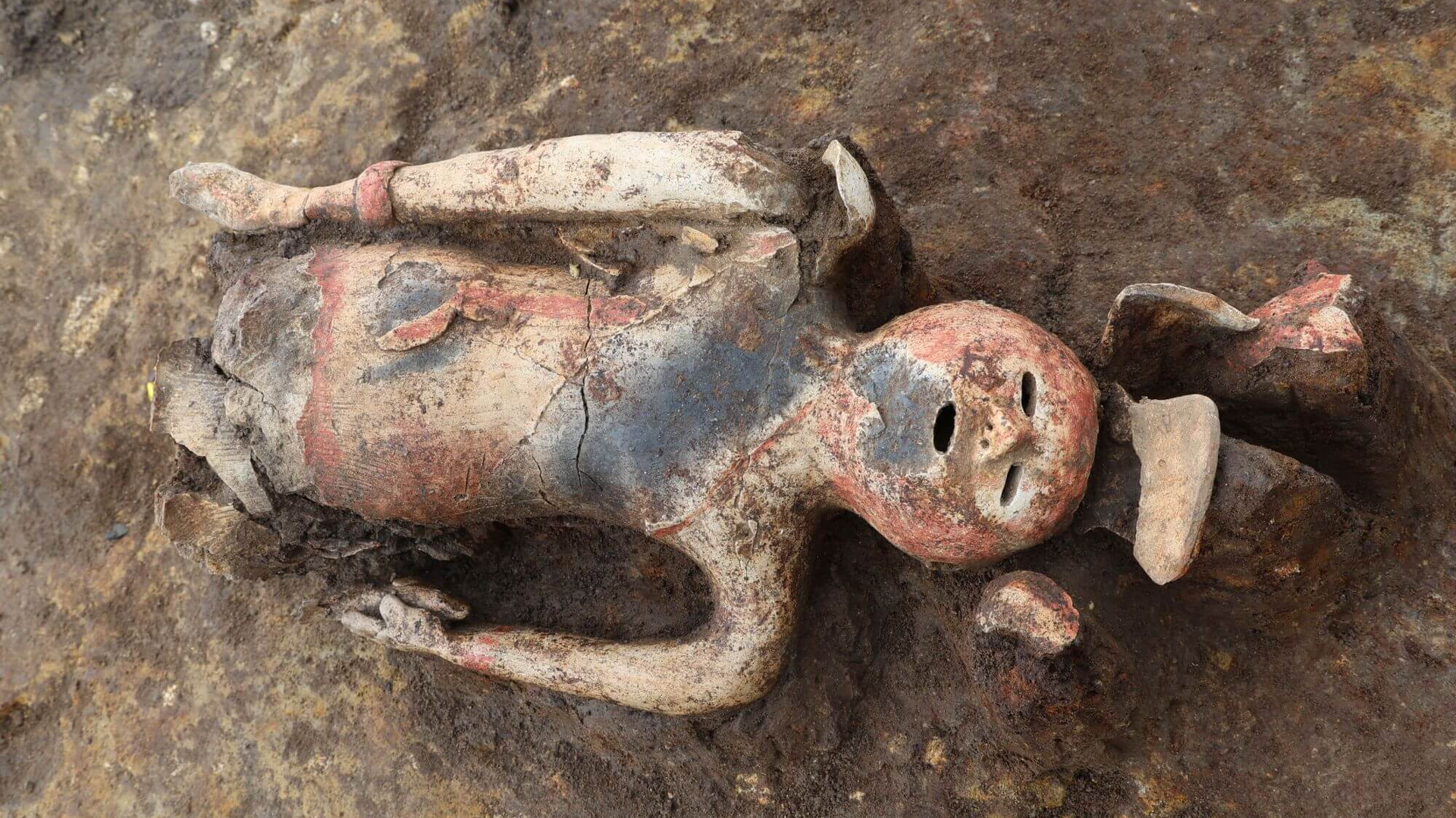 Japonya'daki 1.500 yıllık mezar tepesinde hayaletimsi 'tapınak rahibesi' heykeli keşfedildi