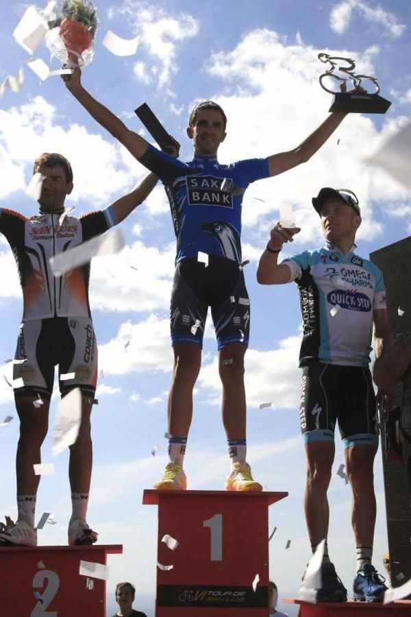 Contador on the podium flanked by Diaz and Leipheimer