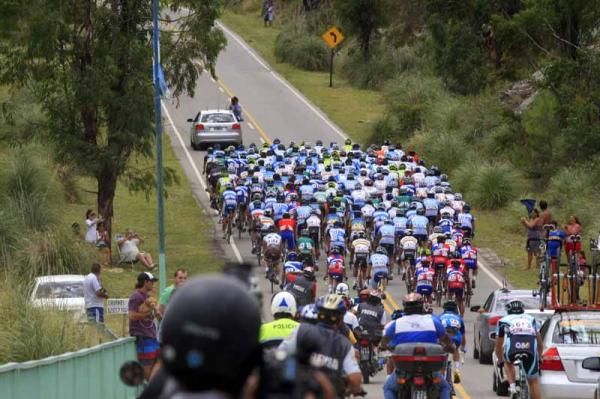 The peloton races towards Mirador del Potrero