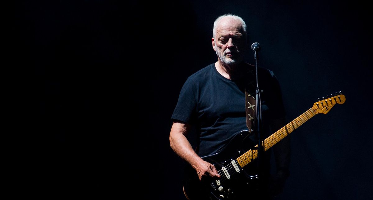 David Gilmour live onstage at Circo Massimo in 2016, Strat in hand