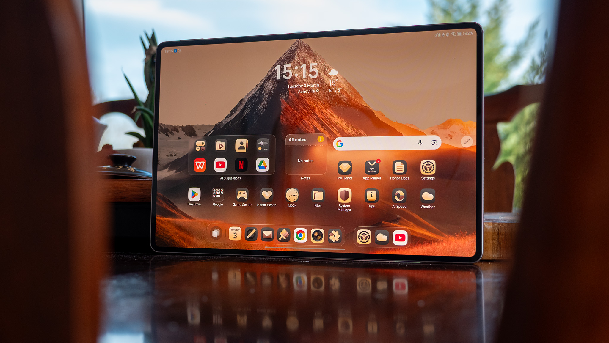 The Honor MagicPad 4's home screen with one of Honor's themes applied
