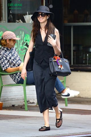 Anne Hathaways komplett schwarzes Sommeroutfit