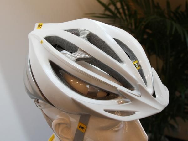 The second-tier Mavic Plasma helmet uses aluminum-coated fiberglass internal reinforcements instead of real carbon fiber.