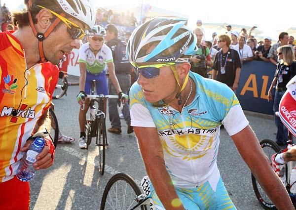 Oscar Freire (Spain) talks to Alexander Vinokourov (Kazakh)