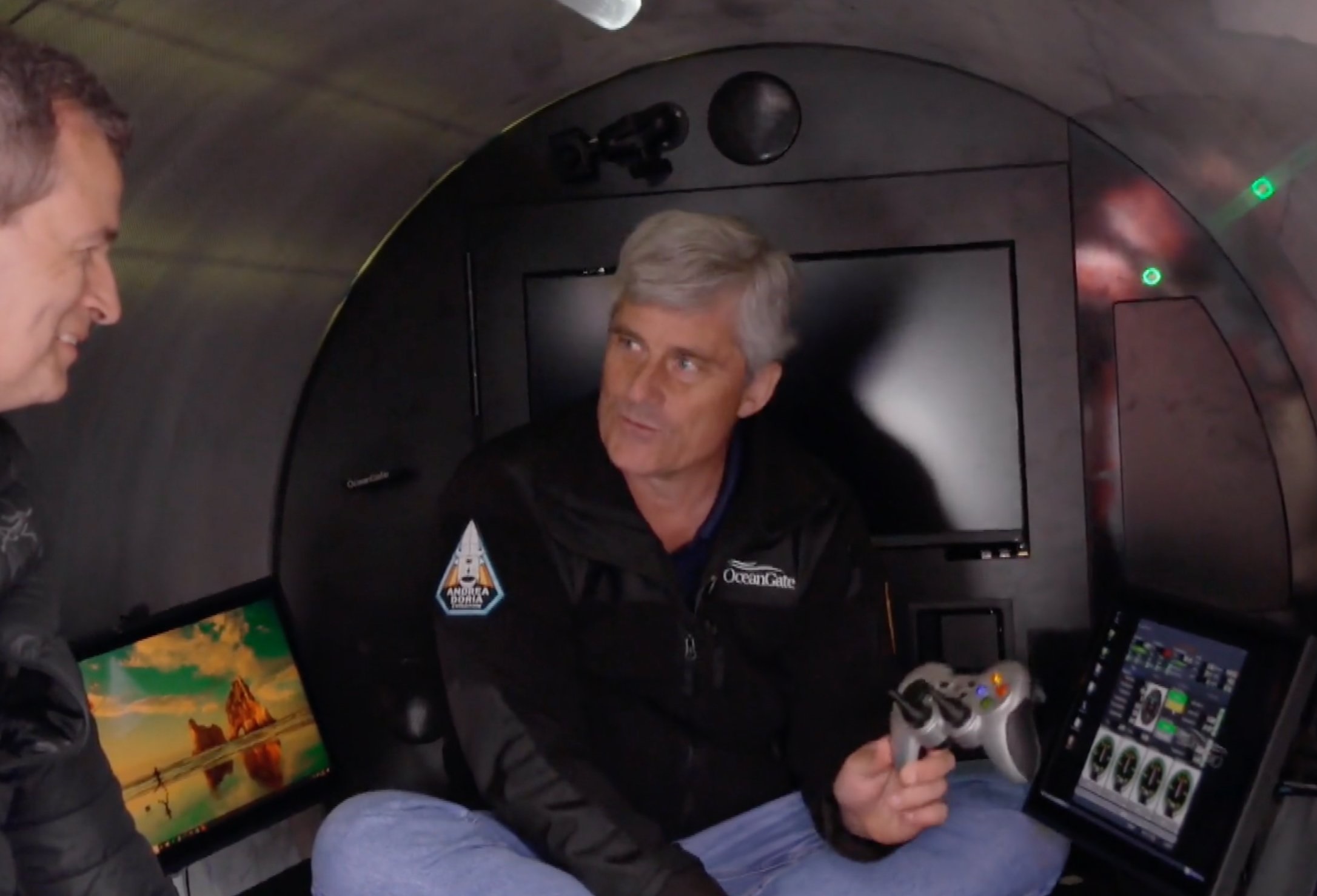 Ölen OceanGate CEO'su Stockton Rush, dalgıç aracına pilotluk yapmak için kullanılan logitech denetleyicisini gösteriyor
