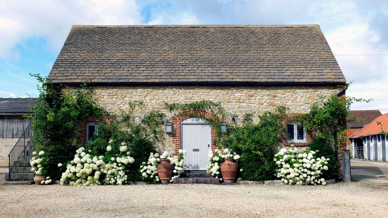 exterior Sarah Vanrenen Wiltshire country barn