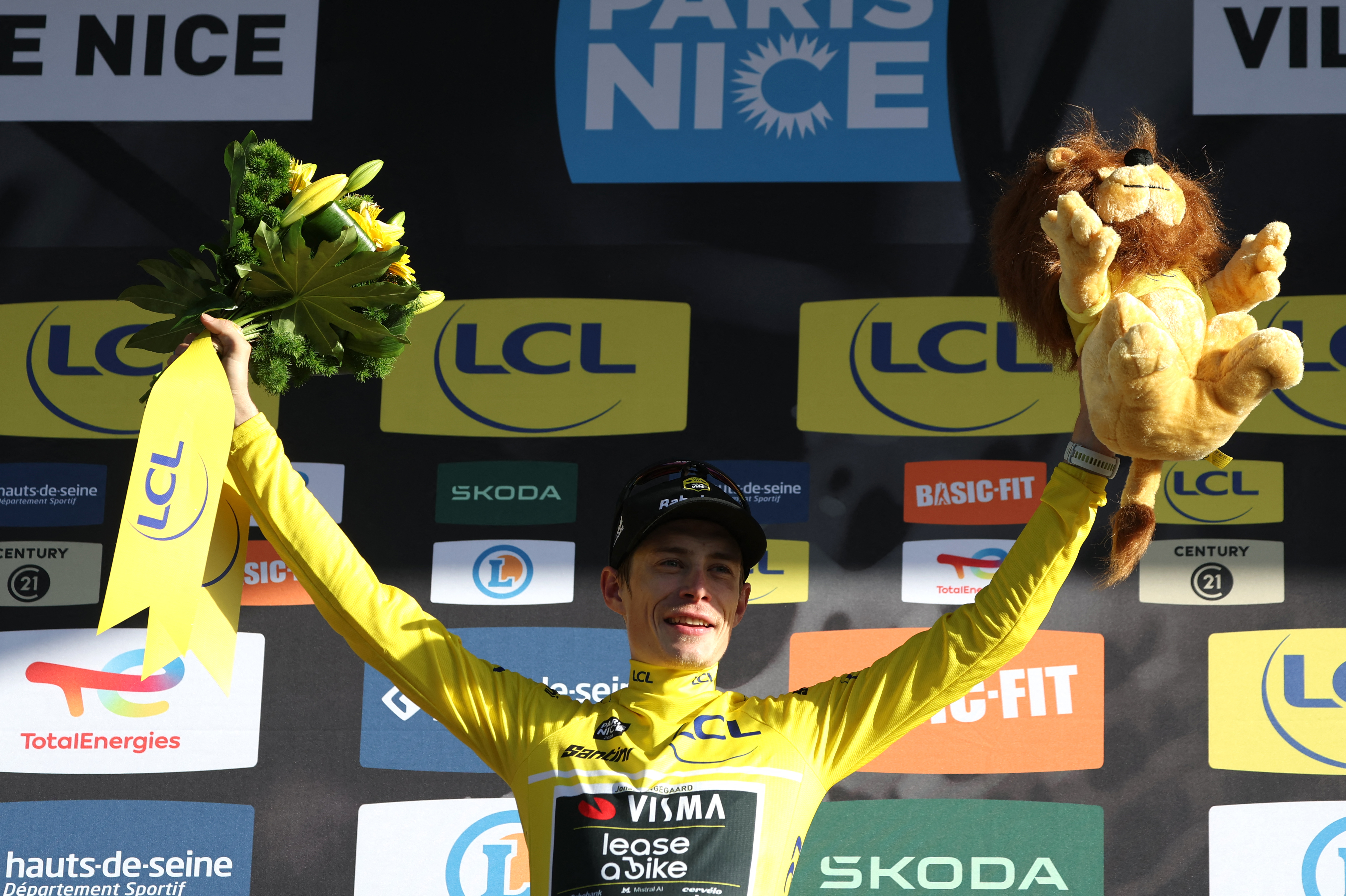El ciclista danés del equipo Visma - Lease a Bike Jonas Vingegaard celebra su maillot amarillo como líder de la clasificación general en el podio después de ganar la carrera ciclista París-Niza 2026, el 15 de marzo de 2026. (Foto de Anne-Christine POUJOULAT / AFP a través de Getty Images)