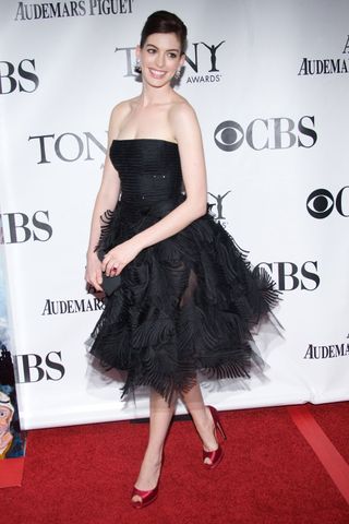 Anne Hathaway Wearing Oscar de la Renta