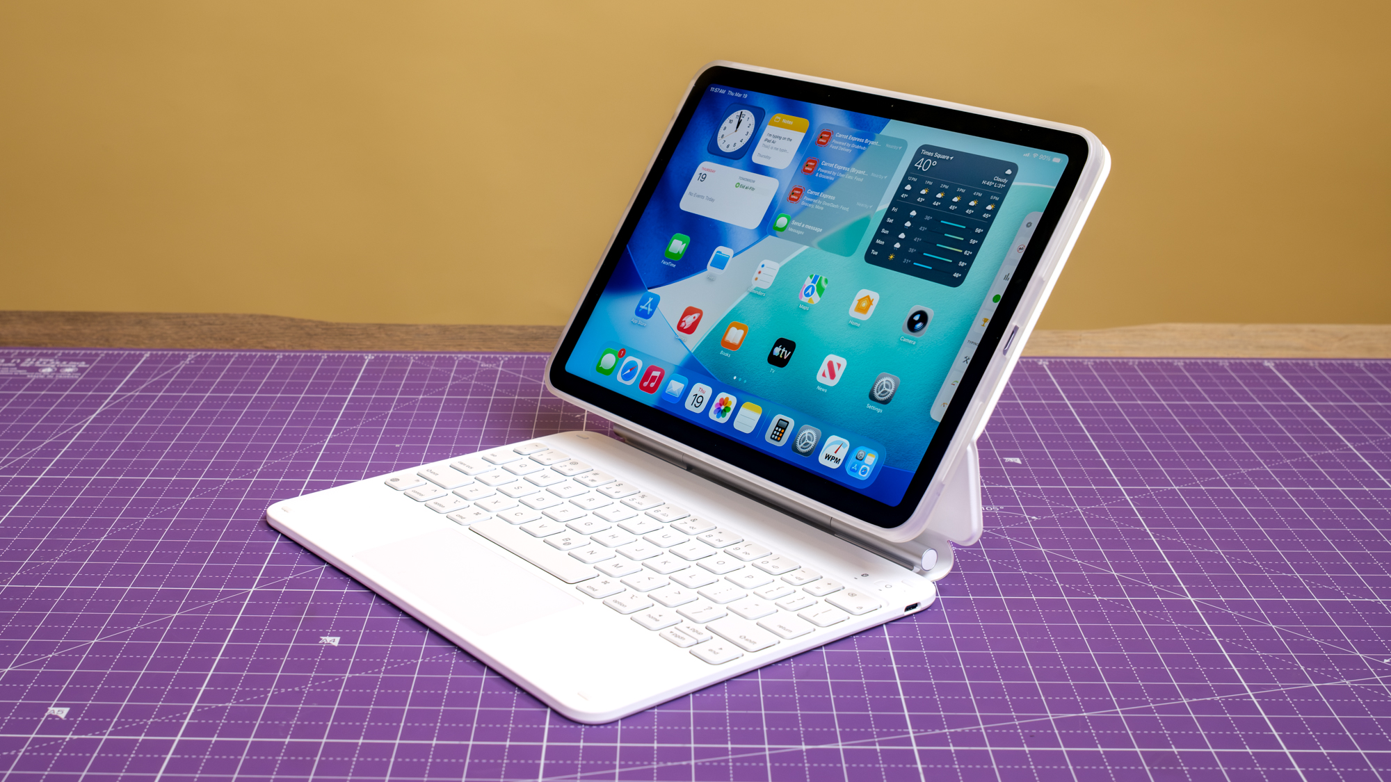 ESR iPad Air M4 Keyboard Case