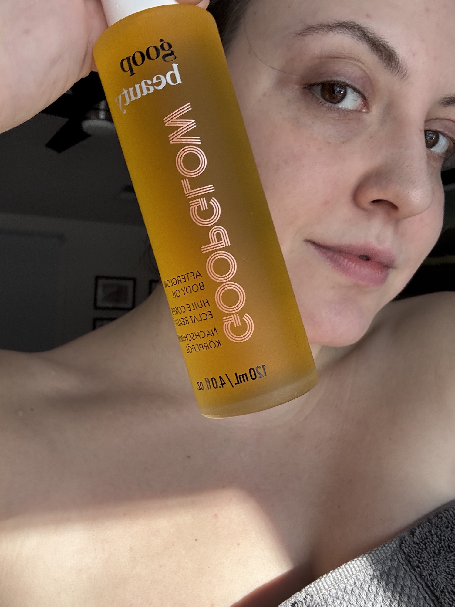 Sophia Vilensky testing Goop Beauty Afterglow Oil.