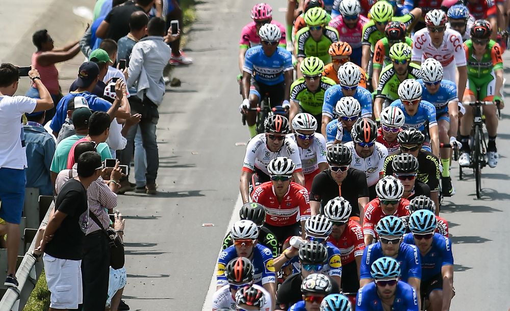 Spectators cheer as the peloton passes during stage 3 at Colombia Oro y Paz