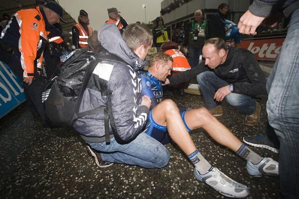 Jonathan Cantwell (Saxo Bank) gets assistance after his crash