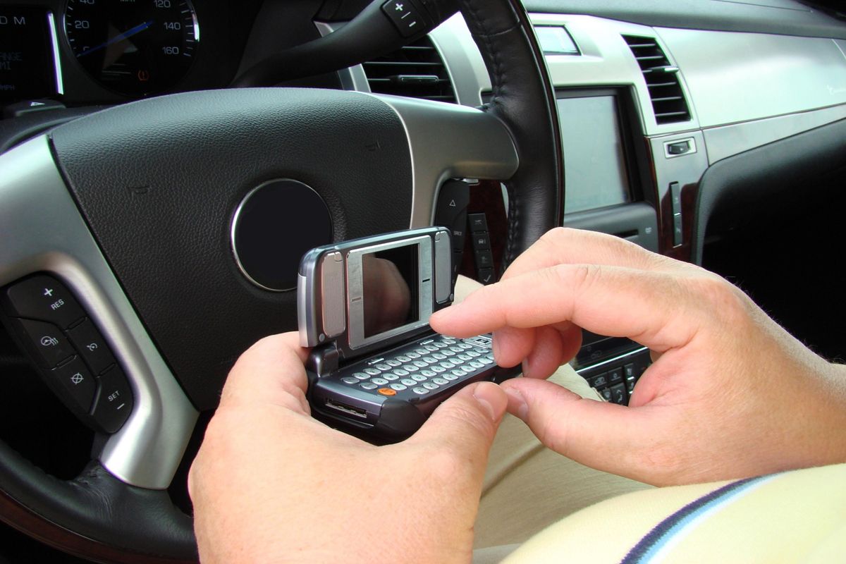 Texting at the wheel of a car