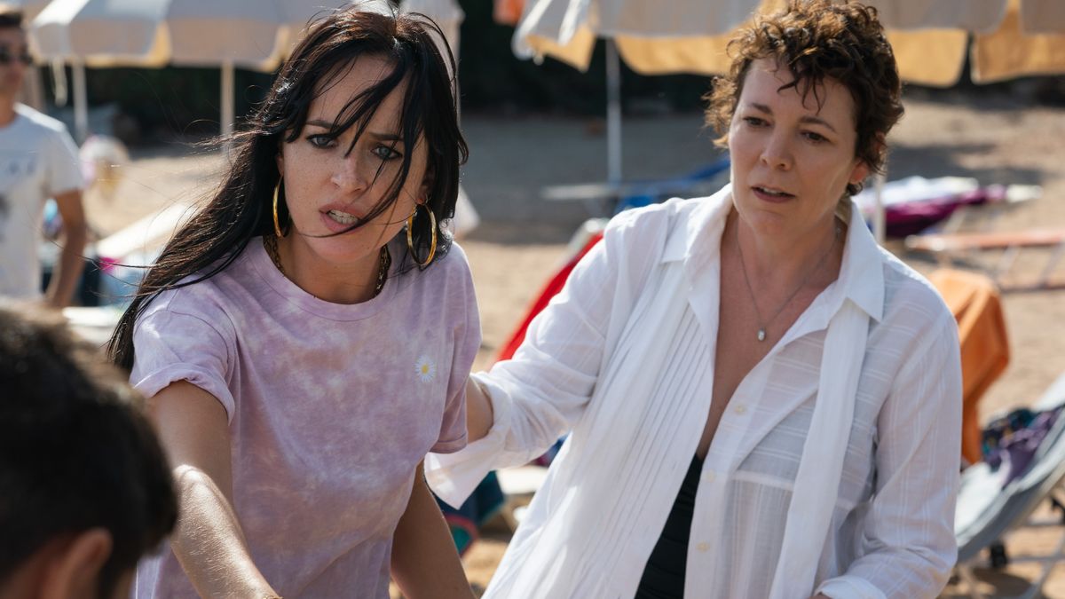 The Lost Daughter Nina (Dakota Johnson) and Leda (Olivia Colman)