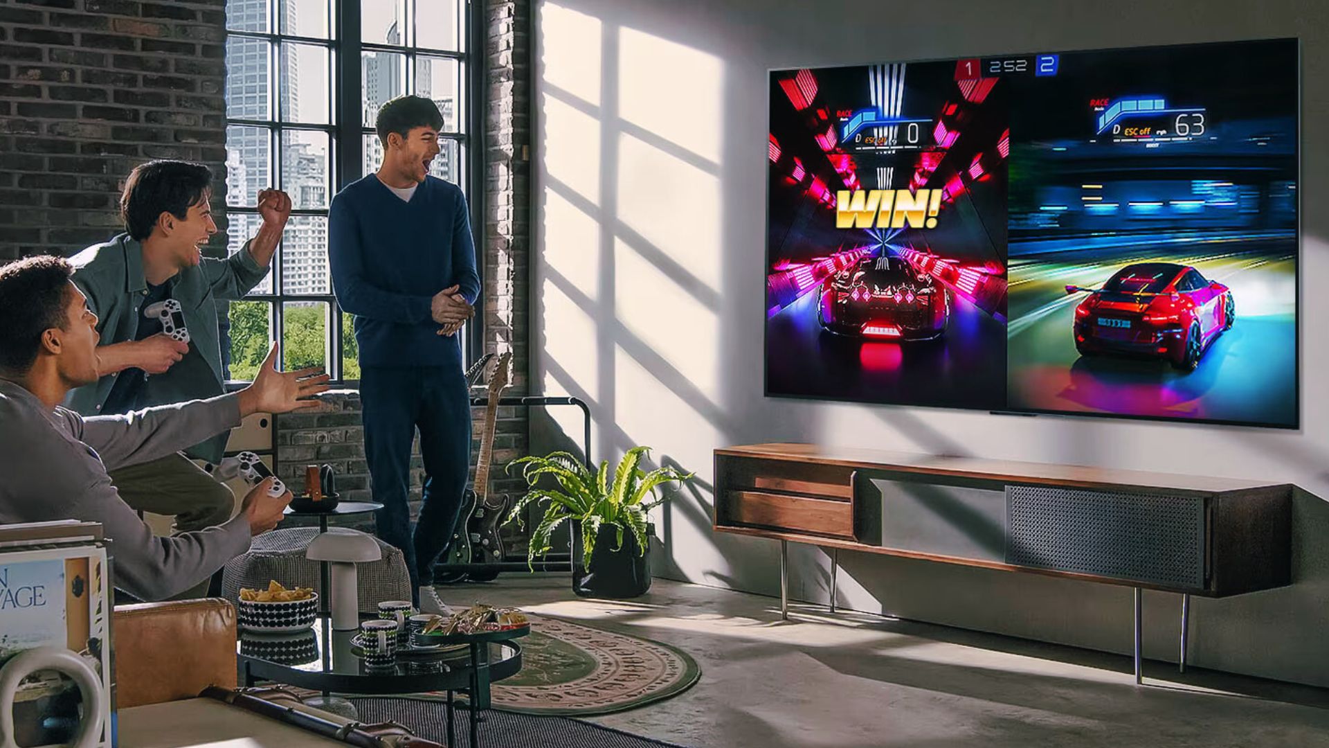 Das Marketingbild des LG OLED C3-Testberichts zeigt drei Männer, die Videospiele auf einem an der Wand montierten C3 spielen