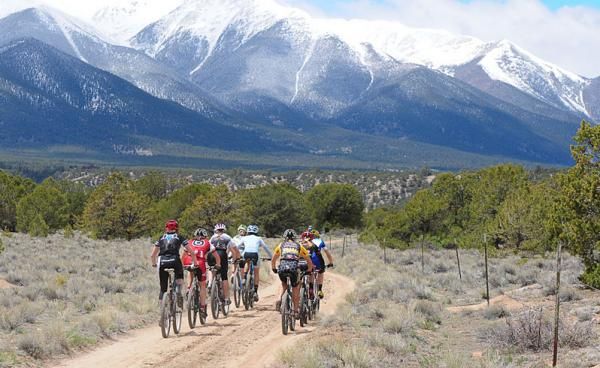 Pro Women head out on course.