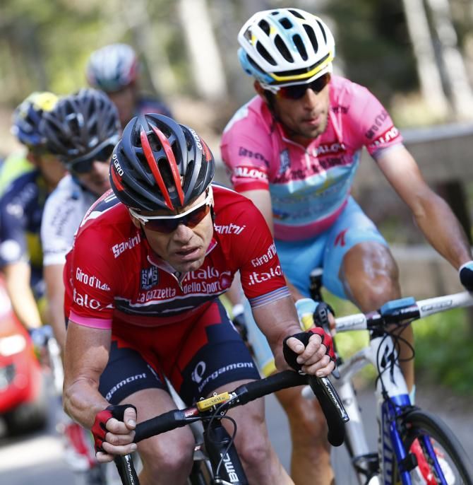 Cadel Evans battles with Vincenzo Nibali