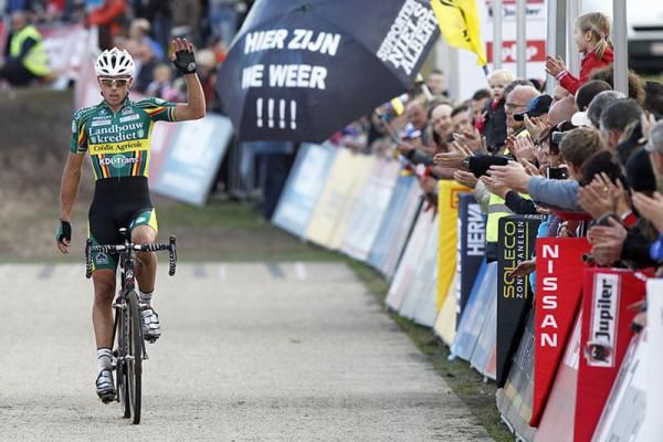 Sven Nys races to second place.