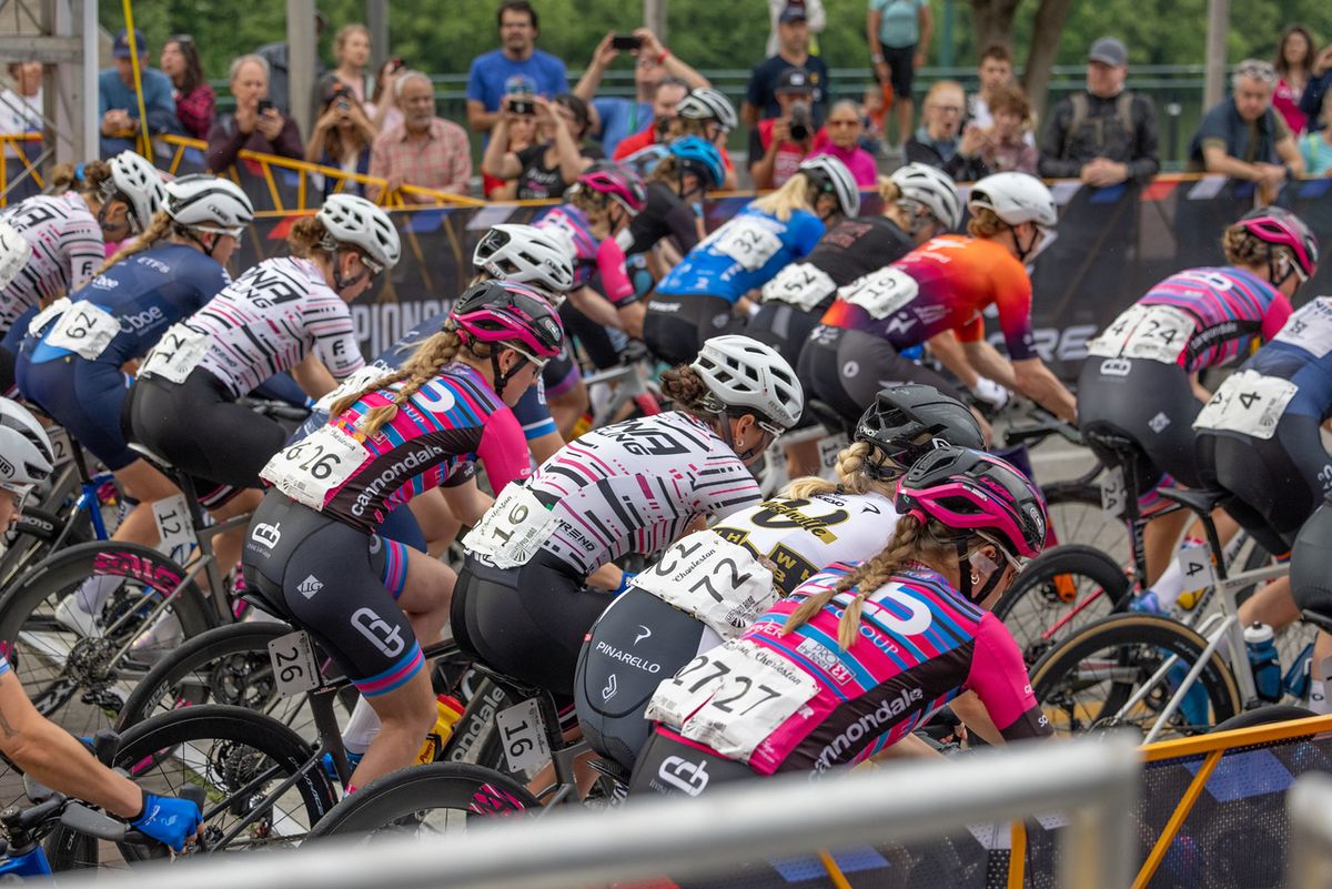 The women's Elite field started their race with dry roads, but the threat of impending rain loomed over the course.