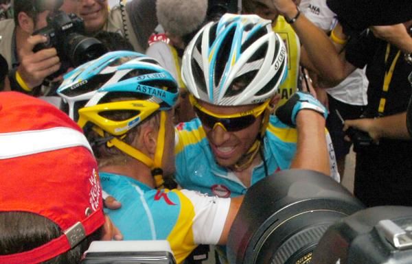 Alberto Contador congratulates Vinokourov on his stage win