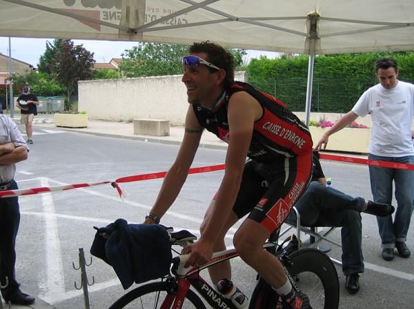 Christophe Moreau (Caisse d'Epargne) kept cool under a tent while warming up.