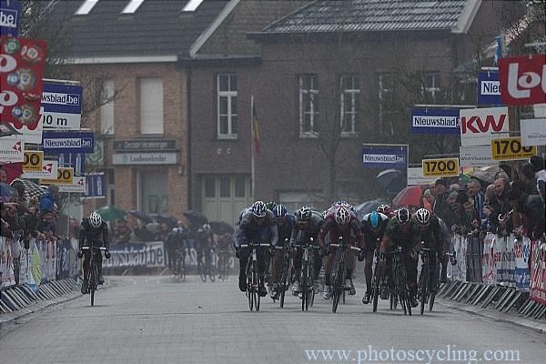 The peloton winds up for the final sprint in dismal conditions.