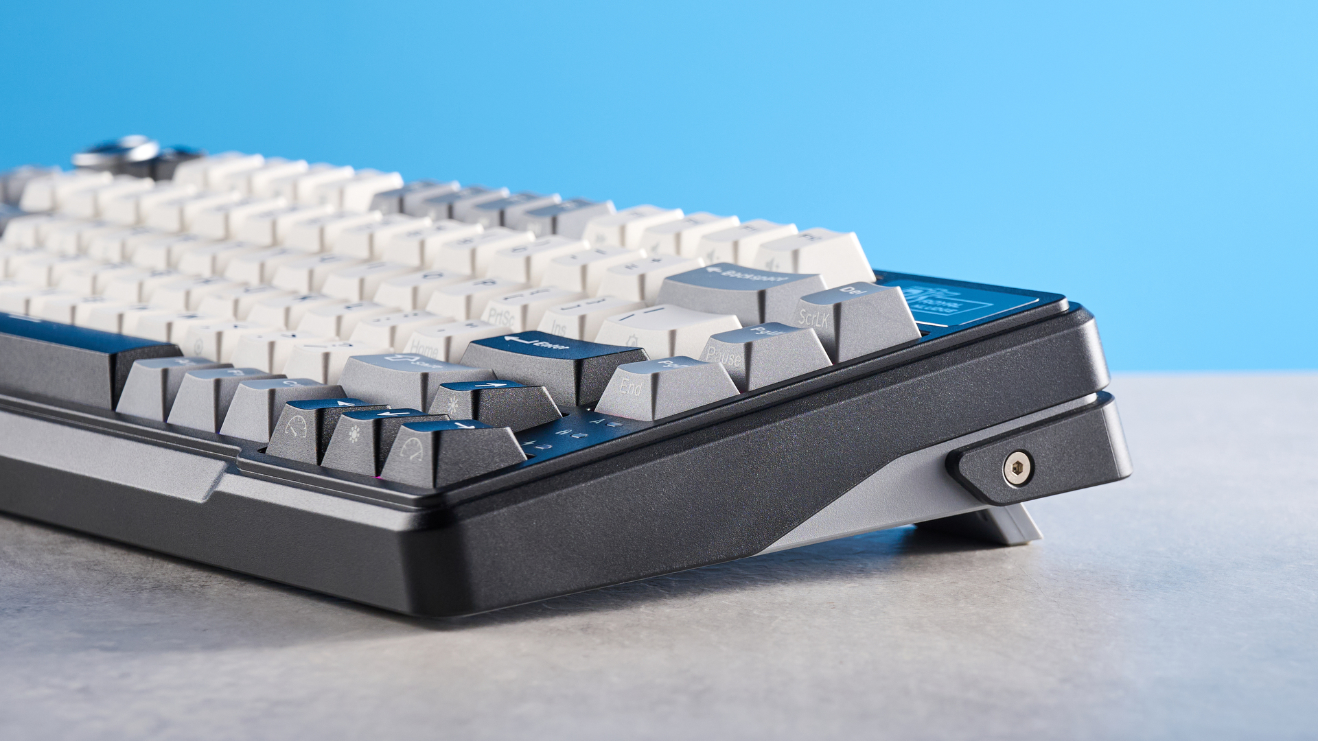 Royal Kludge L75 mechanical keyboard in black
