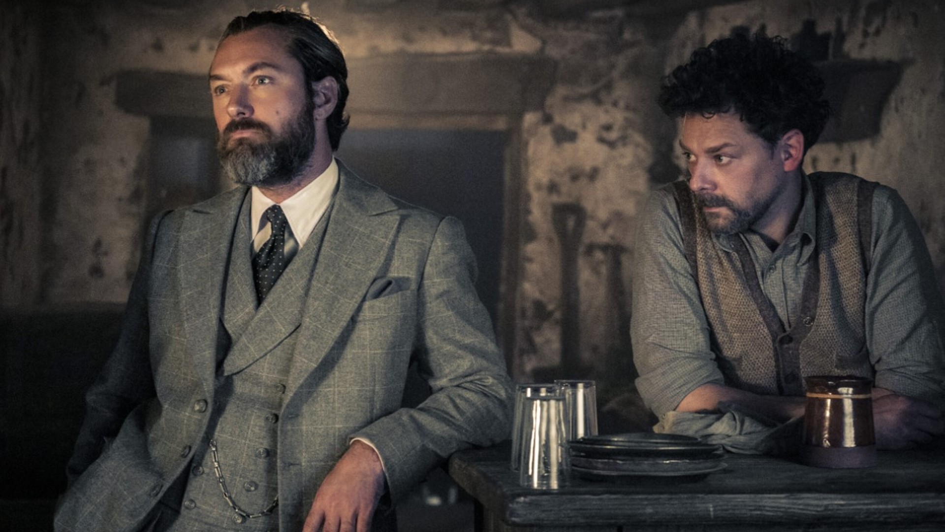 Jude Law as Albus Dumbledore and Richard Coyle as Aberforth Dumbledore in Fantastic Beasts: The Secrets of Dumbledore