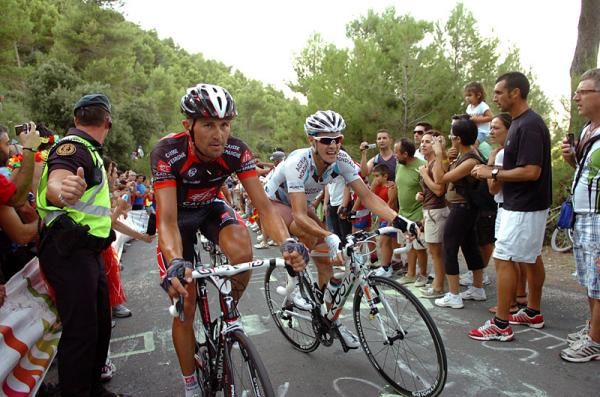 Marzio Bruseghin (Caisse d&rsquo;Epargne) and Nicolas Roche (Ag2R) fight to limit their losses.