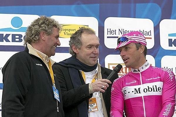 2004 Ronde winner Steffen Wesemann (T-Mobile) talks to Jean-Marie Pfaff and Michel Wuyts
