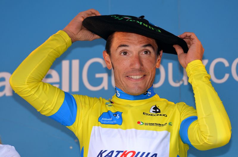 Joaquim Rodr&iacute;guez tries on his beret