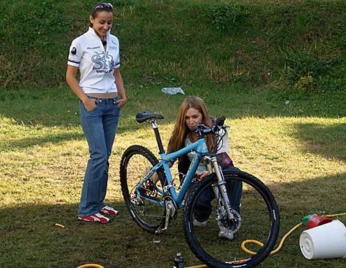 Bike washing after world's with team manager Marc Hanisch's wife, Bet&uuml;l