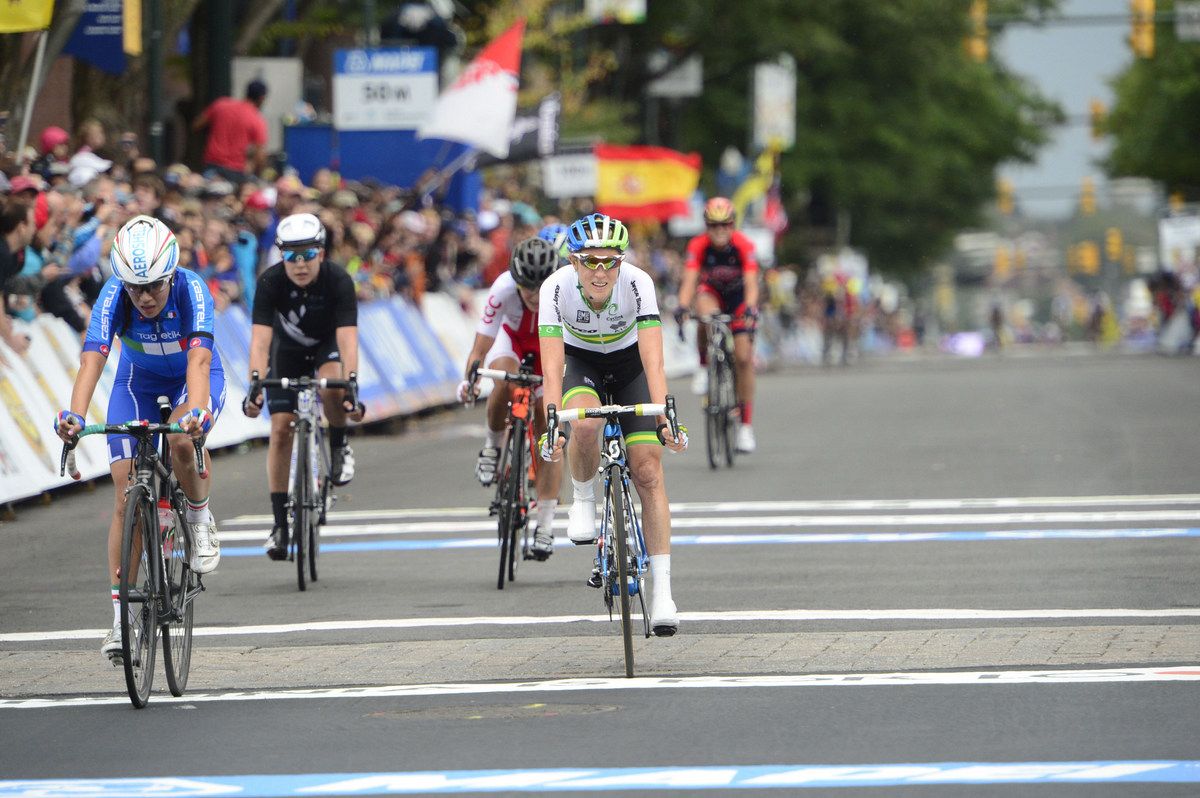 Elena Cecchini (Italy) and Rachel Neylan (Australia) cross the line