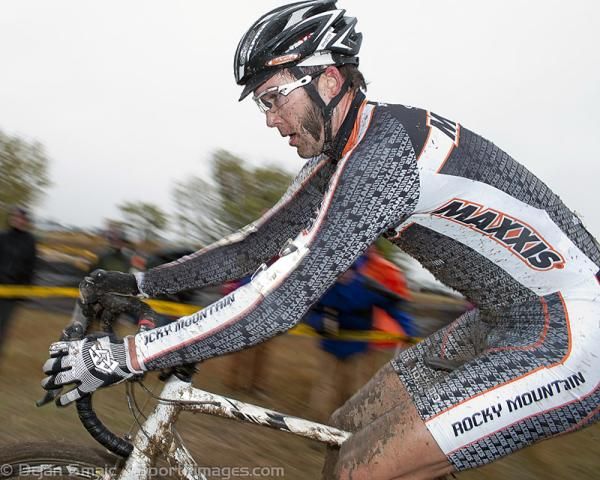 Geoff Kabush (Maxxis-Rocky Mountain) at home on the muddy parcours.