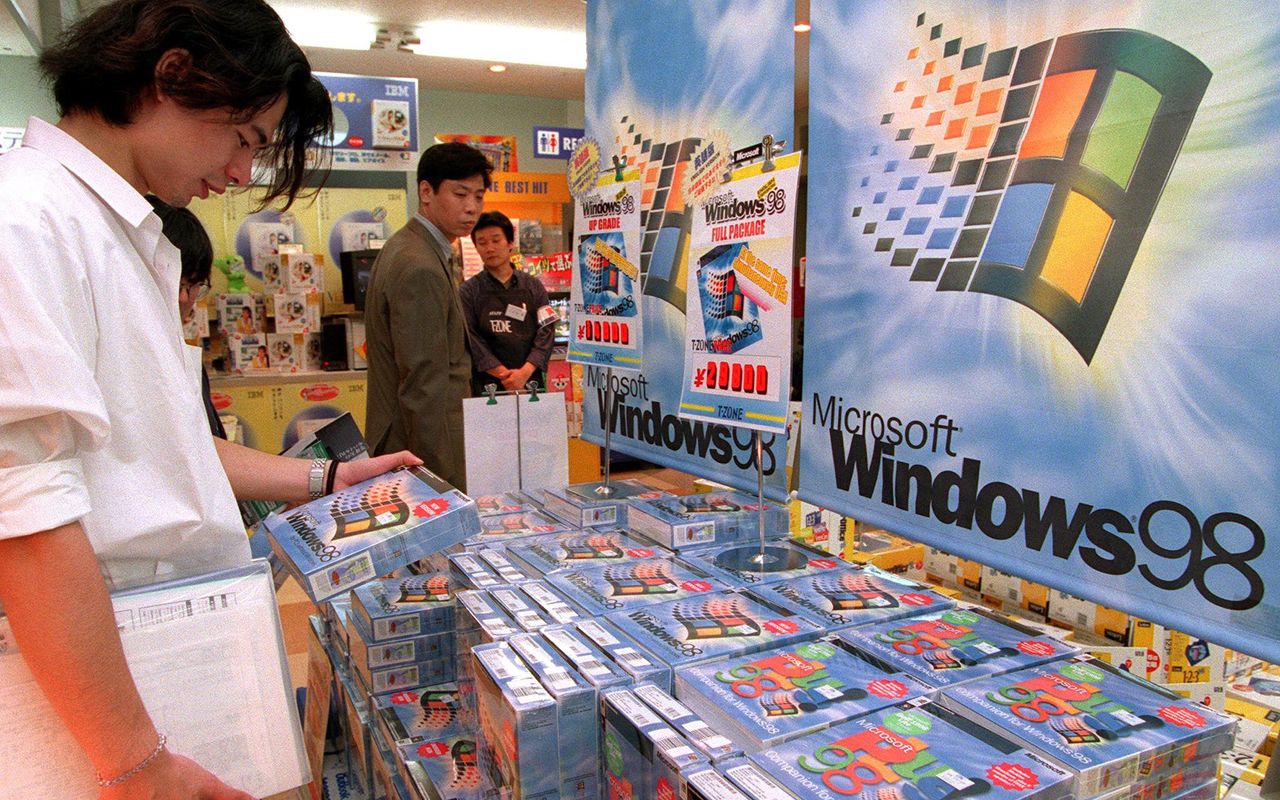 Windows 98 - A customer looks at a box in Japan