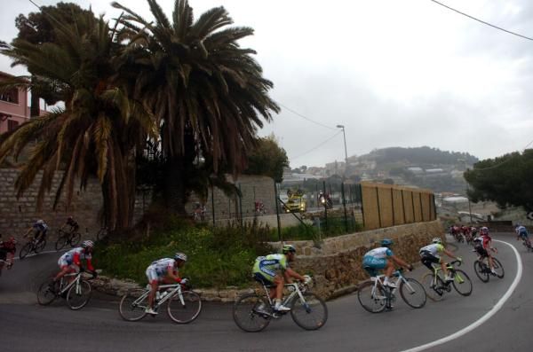 The peloton streams round a hair-pin