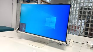 Samsung M8 Smart Monitor på ett skrivbord i en kontorsmiljö