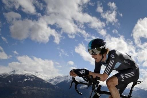 Wiggins overcame a mechanical problem to win the final time trial at the Tour de Romandie
