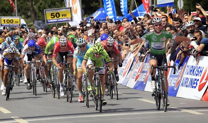 Mark Cavendish sprints to victory in Turkey