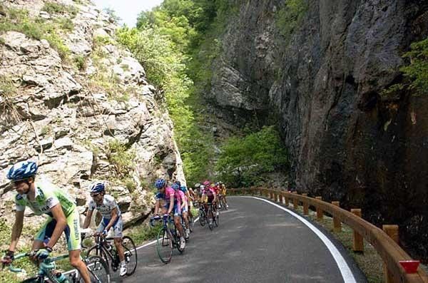 Bring on the scenery! Riders pass through some rock formations during today's stage