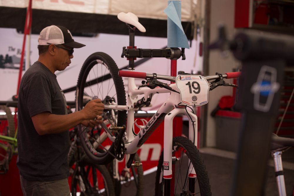 Joe Devera put the final touches on Russell Finsterwald&acirc;s bike before the start of the men&acirc;s race. Devera spent the race in the pit near the feed zone, where he and other mechanics wait with spare wheels and components to be prepared for any occasion.