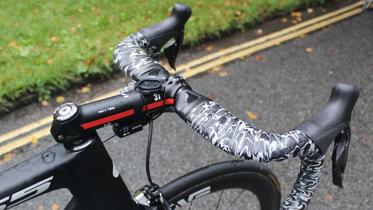 ENVE SES Aero handlebars are wrapped in Lizard Skins DSP bar tape