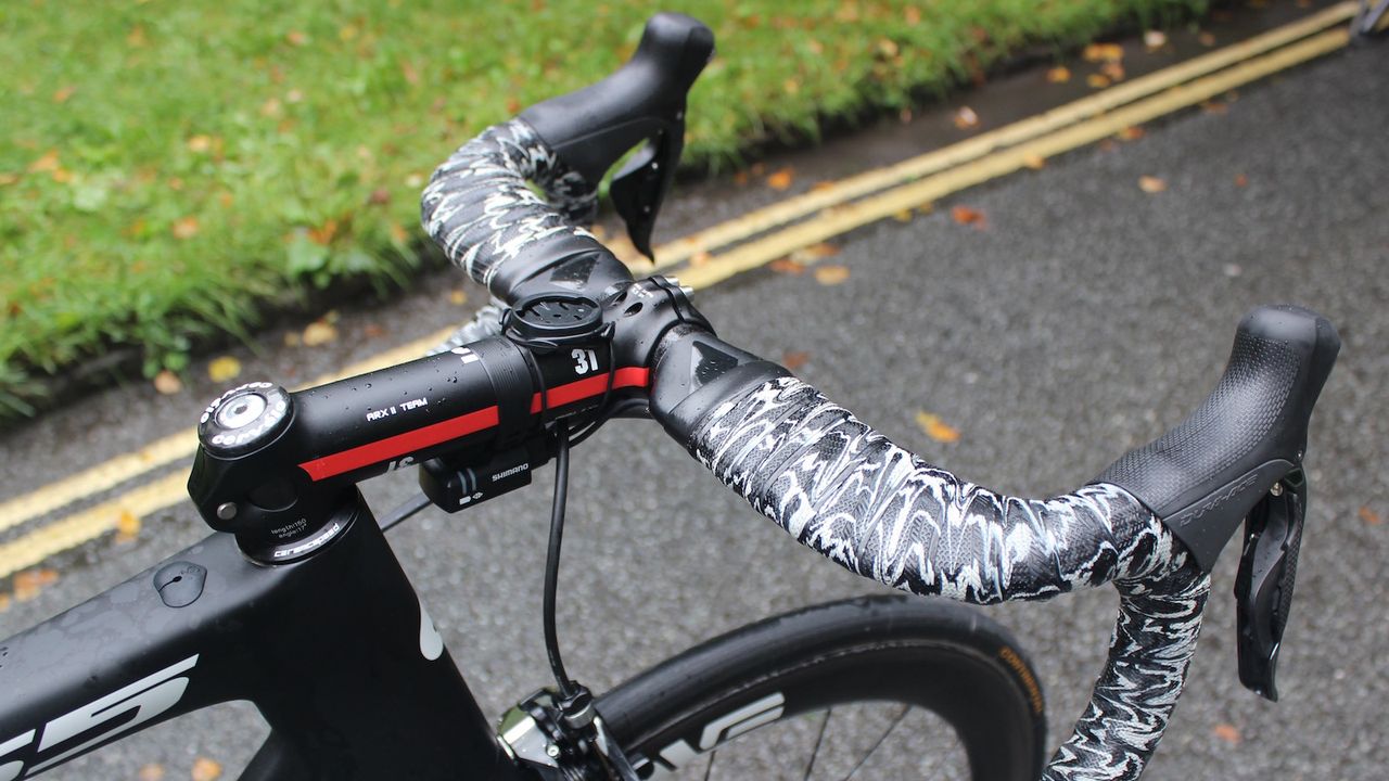ENVE SES Aero handlebars are wrapped in Lizard Skins DSP bar tape