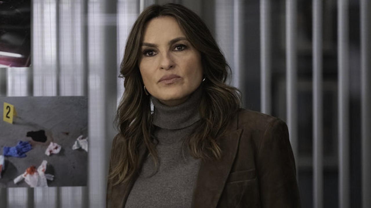 Olivia Benson looking at her squad in Law & Order: SVU Season 27x13
