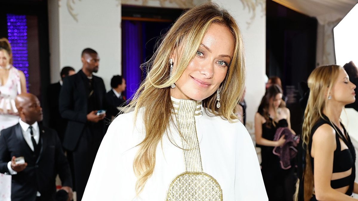 Olivia Wilde pokes fun at herself for wearing a 'wedding dress to a wedding