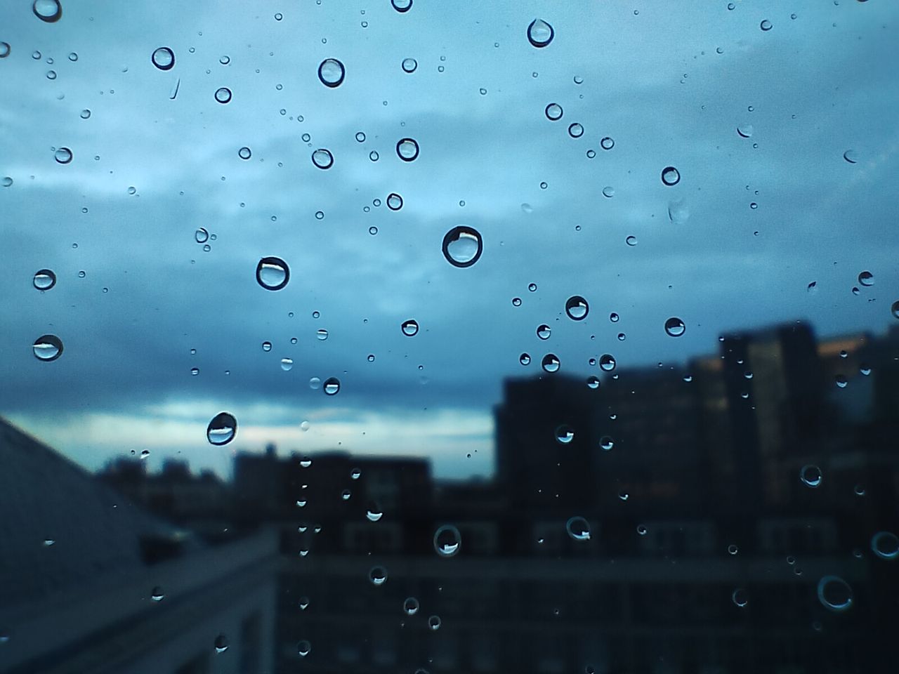 Realme 9 Pro review: raindrops on a window