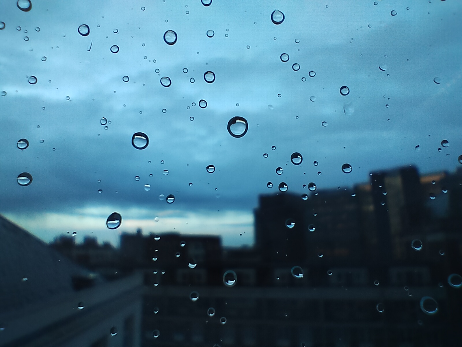 Realme 9 Pro review: raindrops on a window